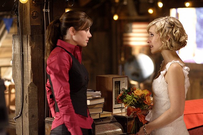 Smallville - Season 8 - Entführung der Braut - Filmfotos - Erica Durance, Allison Mack