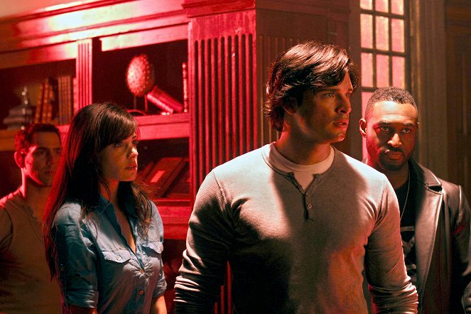 Smallville - Season 9 - Pandora - Photos - Erica Durance, Tom Welling, Adrian Holmes