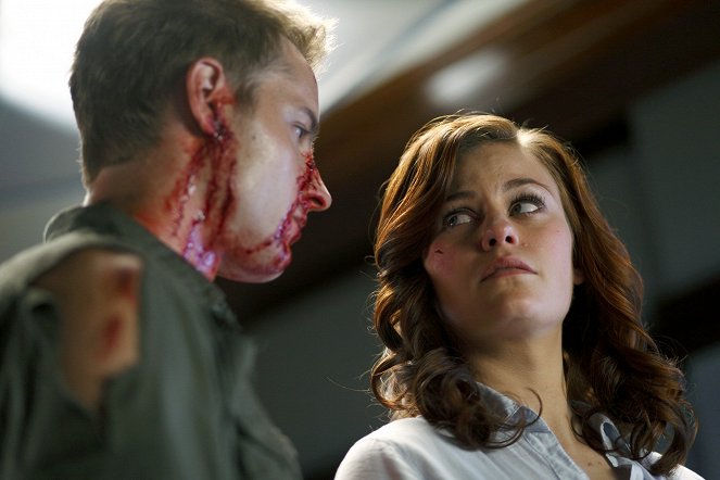 Smallville - Season 9 - Hostage - Photos - Justin Hartley, Cassidy Freeman