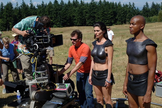 Smallville - Gelandet - Dreharbeiten - Alana De La Garza, Leonard Roberts