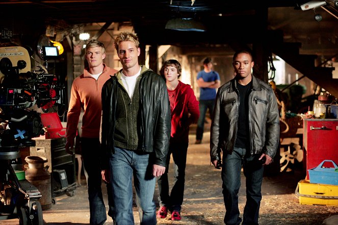 Smallville - Les Cinq Fantastiques - Tournage - Alan Ritchson, Justin Hartley, Kyle Gallner, Lee Thompson Young