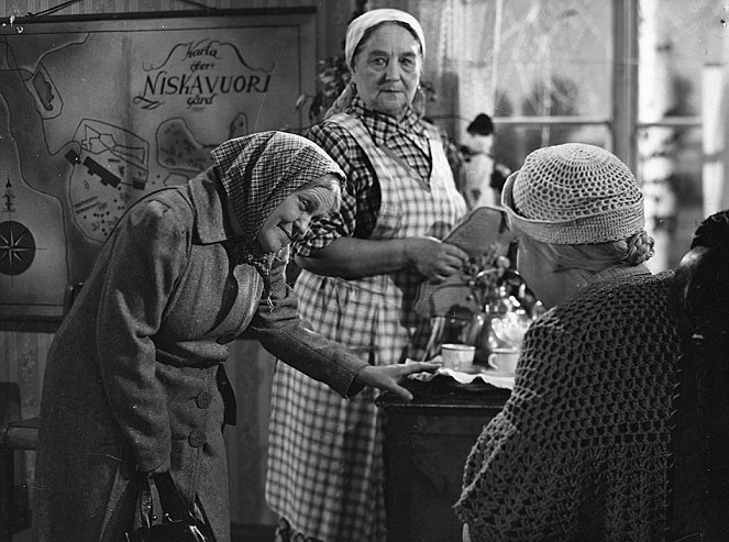 Niskavuori taistelee - Filmfotók - Martta Kinnunen, Ida Salmi, Elsa Turakainen