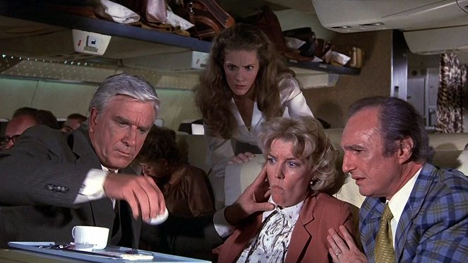 Die unglaubliche Reise in einem verrückten Flugzeug - Filmfotos - Leslie Nielsen, Julie Hagerty, Mary Mercier, Howard Honig