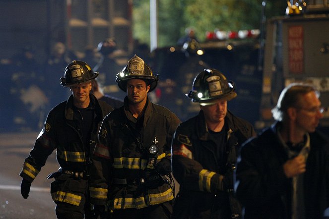 Chicago Fire - Two Families - Van film - Randy Flagler, Taylor Kinney