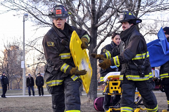 Chicago Fire - Season 1 - Nazdarovya! - Photos - Charlie Barnett, Monica Raymund, Yuriy Sardarov