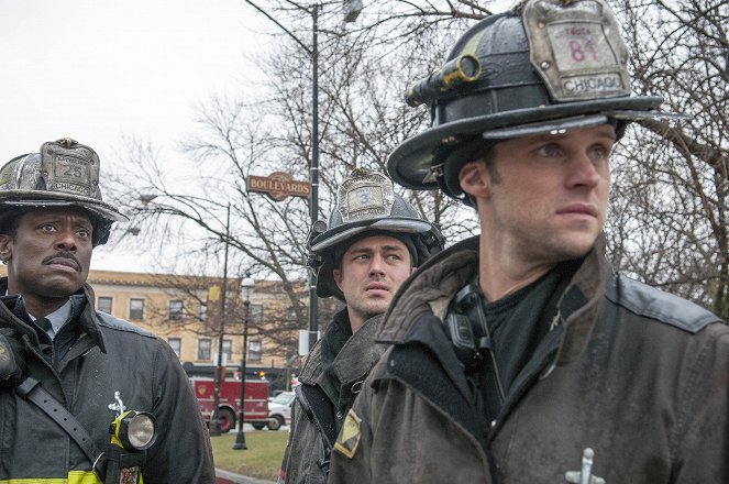 Chicago Fire - Season 1 - Sourozenci - Z filmu - Eamonn Walker, Taylor Kinney, Jesse Spencer