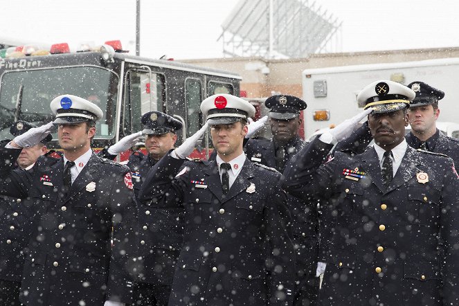 Chicago Fire - A Coffin That Small - Photos - Taylor Kinney, Jesse Spencer, Eamonn Walker