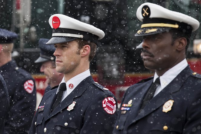 Chicago Fire - A Coffin That Small - Photos - Jesse Spencer, Eamonn Walker