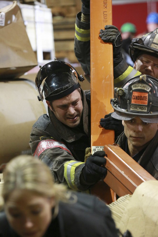 Chicago Fire - Season 1 - Atemnot - Filmfotos - Taylor Kinney, Charlie Barnett