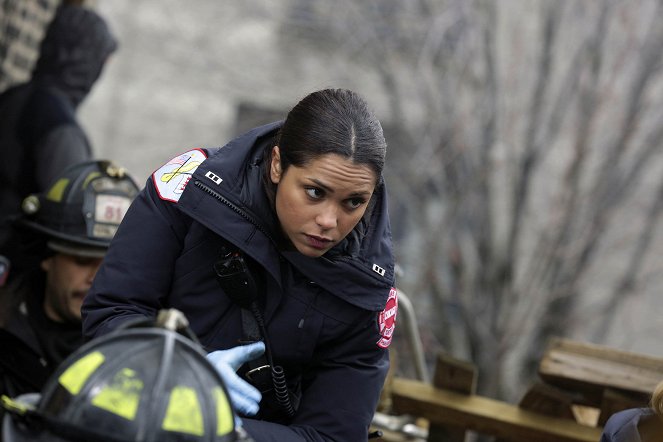 Chicago Fire - Leaders Lead - Van film - Monica Raymund