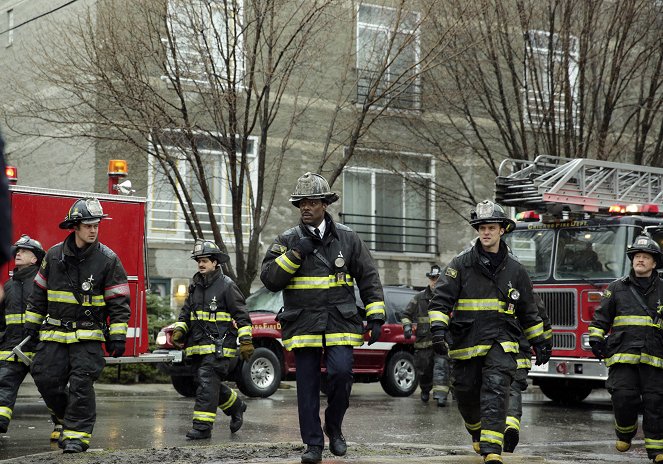 Chicago Fire - Przywódcy przewodzą - Z filmu - Taylor Kinney, Yuriy Sardarov, Eamonn Walker, Jesse Spencer