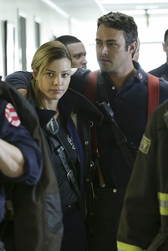 Chicago Fire - Season 1 - Piekielna jazda - Z filmu - Lauren German, Taylor Kinney