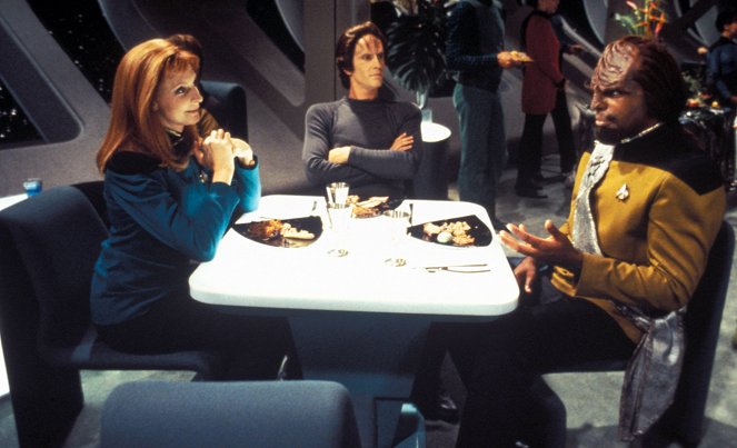 Star Trek - Das nächste Jahrhundert - Season 7 - Indiskretionen - Filmfotos - Gates McFadden, Michael Dorn