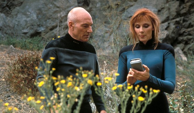 Star Trek: The Next Generation - Season 7 - Attached - Photos - Patrick Stewart, Gates McFadden