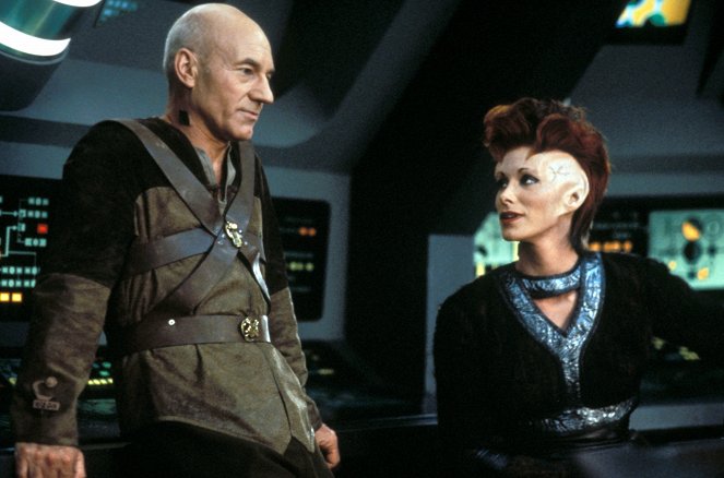 Star Trek: The Next Generation - Gambit, Part II - Photos - Patrick Stewart, Julie Caitlin Brown