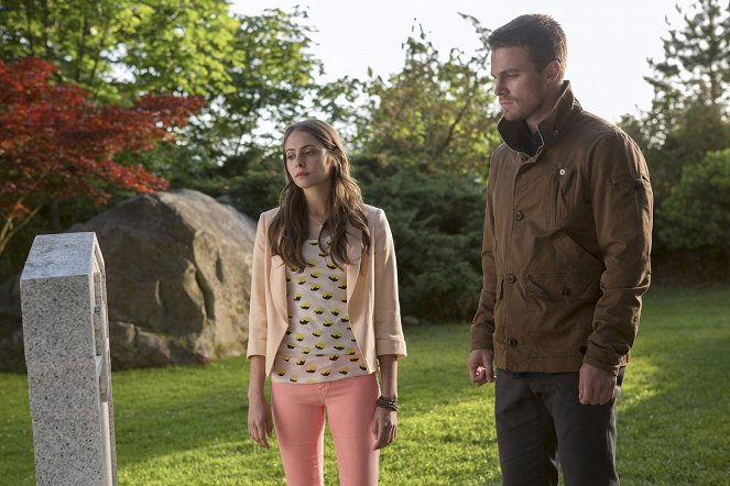 Arrow - Season 1 - Honor Thy Father - Photos - Willa Holland, Stephen Amell