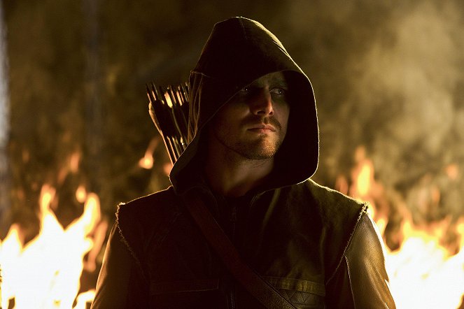 Arrow - Season 1 - Burned - Photos - Stephen Amell
