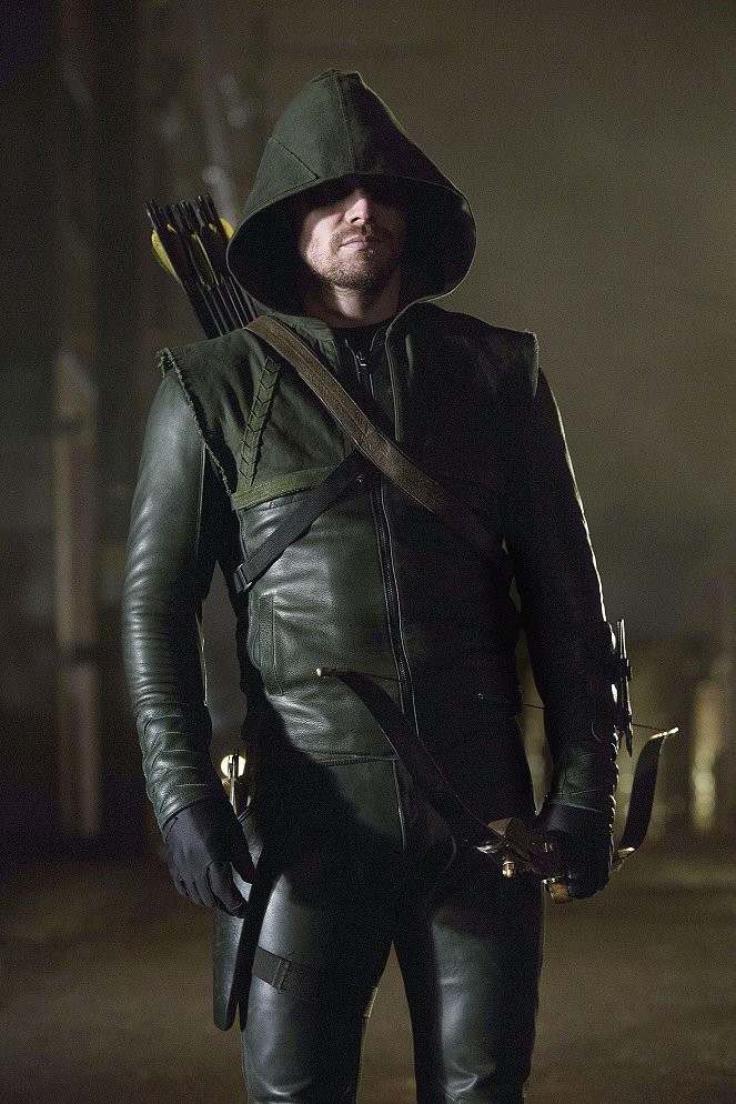 Arrow - Season 1 - Trust But Verify - Photos - Stephen Amell