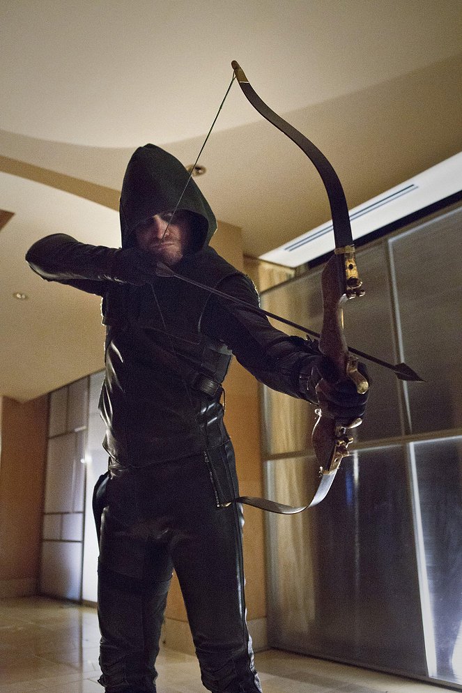Arrow - Season 1 - Dead to Rights - Photos - Stephen Amell