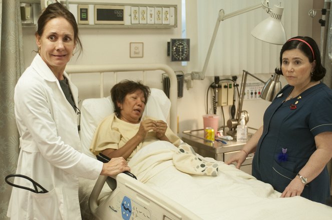 Getting On - Season 1 - Born on the Fourth of July - Photos - Laurie Metcalf, Alex Borstein