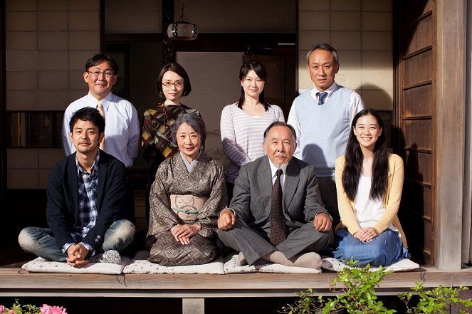 Uma Família em Tóquio - Do filme - Satoši Cumabuki, Kazuko Jošijuki, Isao Hašizume, Jú Aoi, Jui Nacukawa, Džun Fubuki, Masahiko Nišimura
