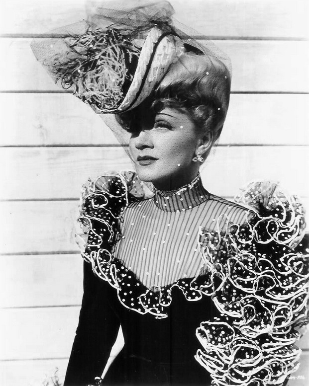 Kultaryöstö - Promokuvat - Marlene Dietrich