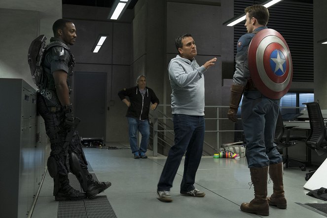 Captain America: The Winter Soldier - Van de set - Anthony Mackie, Joe Russo, Chris Evans