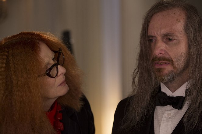 American Horror Story - Fearful Pranks Ensue - Van film - Frances Conroy, Denis O'Hare