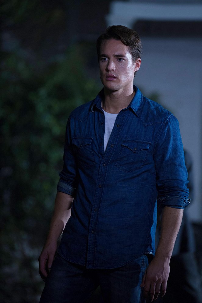 American Horror Story - Burn, Witch. Burn! - Photos - Alexander Dreymon