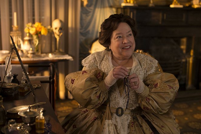 American Horror Story - Coven - Bitchcraft - Photos - Kathy Bates