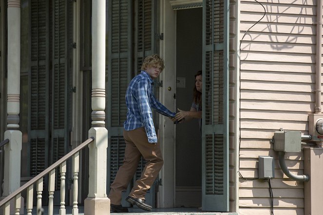 American Horror Story - The Replacements - Photos - Evan Peters, Mare Winningham