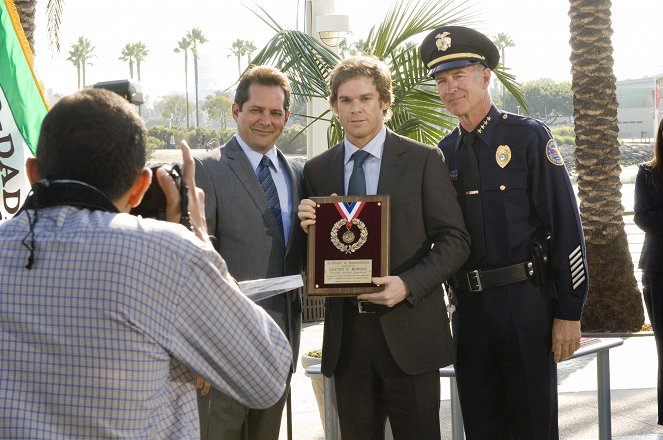 Dexter - Season 2 - The British Invasion - Photos - Michael C. Hall, James Remar