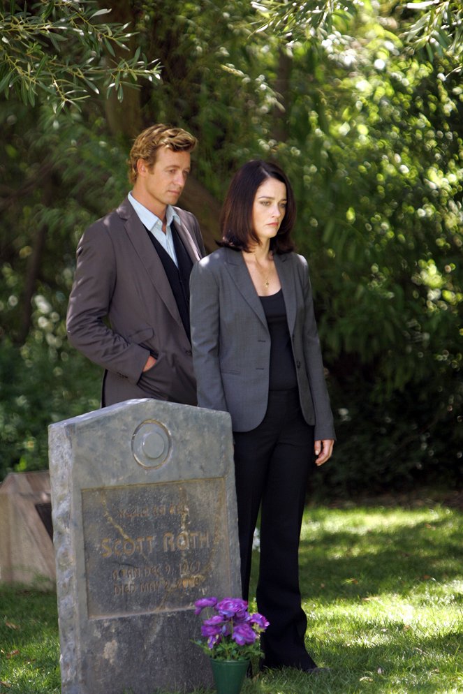 The Mentalist - Red Hair and Silver Tape - Photos - Simon Baker, Robin Tunney