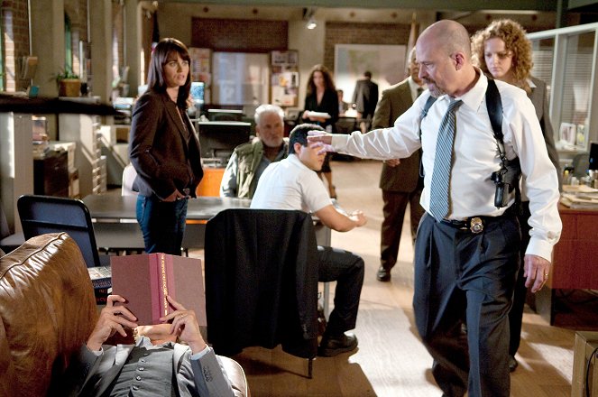 The Mentalist - Season 2 - Black Gold and Red Blood - Photos - Robin Tunney, Terry Kinney