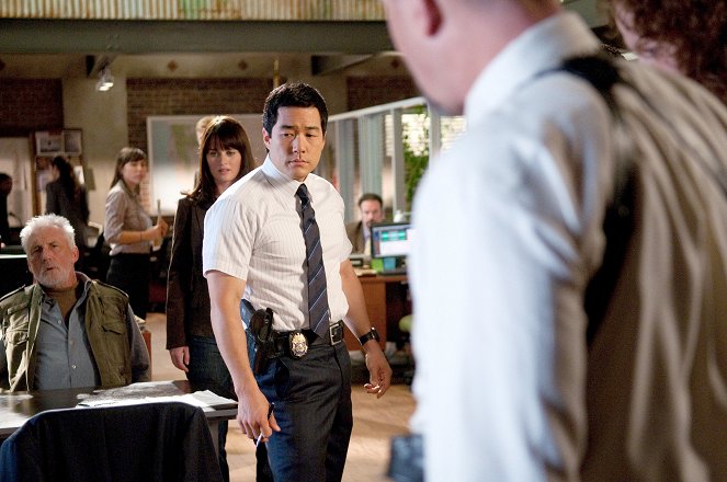 The Mentalist - Season 2 - Black Gold and Red Blood - Photos - Tim Kang