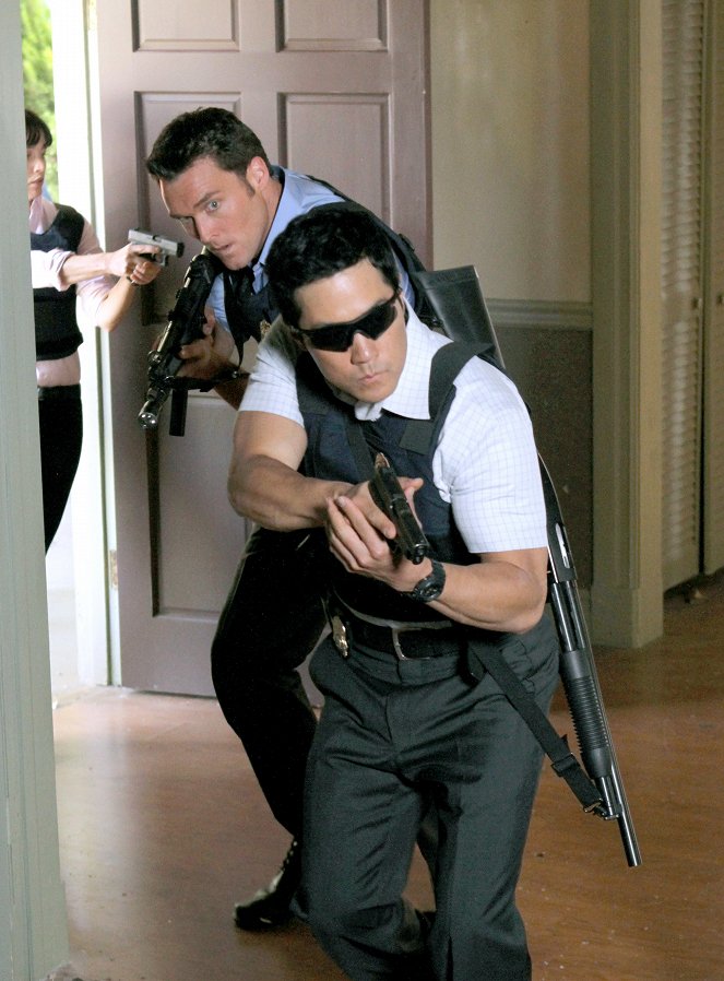 The Mentalist - The Blood on His Hands - Photos - Owain Yeoman, Tim Kang