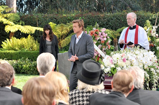 The Mentalist - Pink Chanel Suit - Photos - Robin Tunney, Simon Baker
