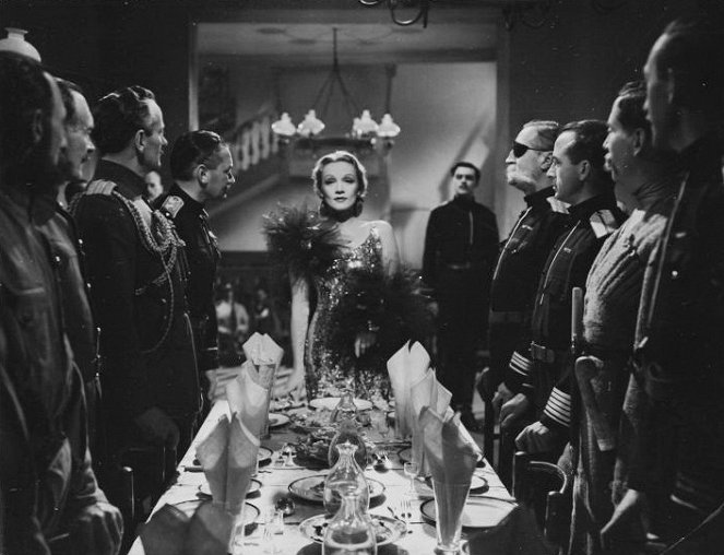 Kaksoiskotkan sortuessa - Kuvat elokuvasta - Marlene Dietrich