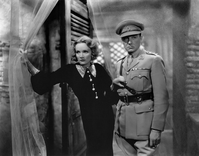Szanghaj Ekspres - Z filmu - Marlene Dietrich, Clive Brook