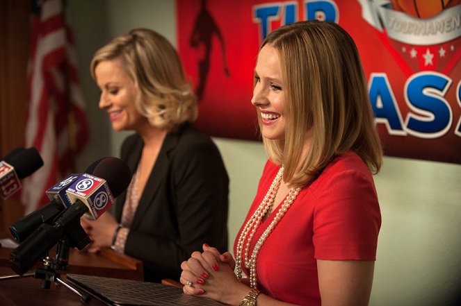 Parks and Recreation - The Pawnee-Eagleton Tip Off Classic - Photos - Amy Poehler, Kristen Bell