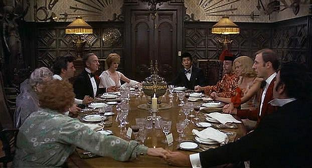 Um Cadáver de Sobremesa - Do filme - Peter Falk, David Niven, Maggie Smith, Peter Sellers, Eileen Brennan, James Cromwell