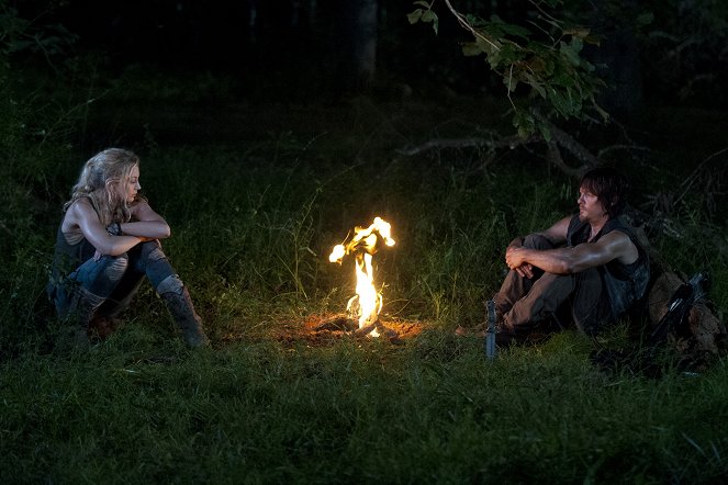The Walking Dead - Neben dem Gleis - Filmfotos - Emily Kinney, Norman Reedus