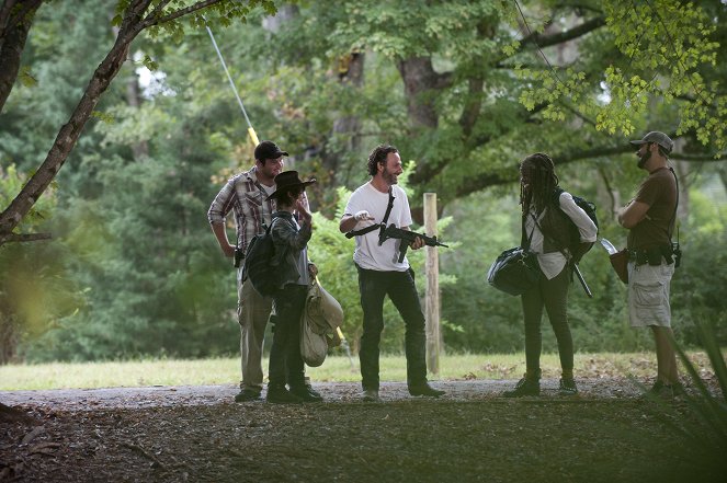 The Walking Dead - Claimed - Van de set - Chandler Riggs, Andrew Lincoln, Danai Gurira