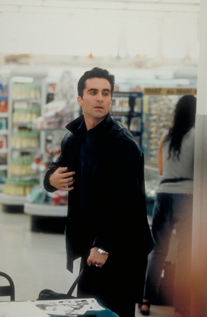 Attention Shoppers - Film - Nestor Carbonell