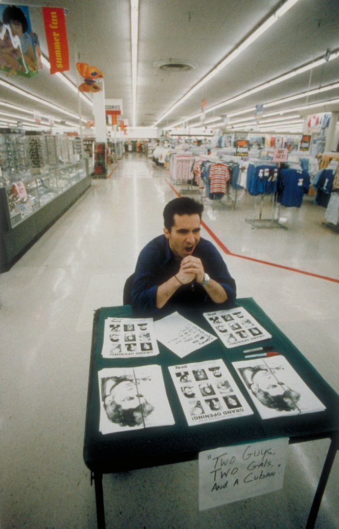 Attention Shoppers - Film - Nestor Carbonell