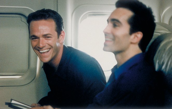 Attention Shoppers - Film - Luke Perry, Nestor Carbonell