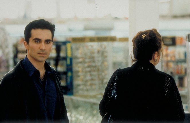 Attention Shoppers - Film - Nestor Carbonell