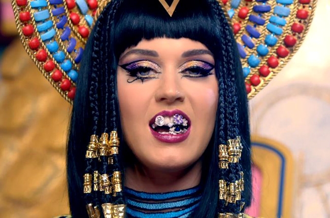 Katy Perry feat. Juicy J - Dark Horse - Van film - Katy Perry