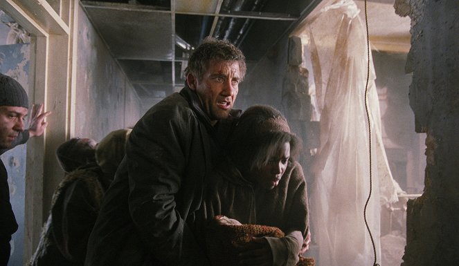 Hijos de los hombres - De la película - Clive Owen, Clare-Hope Ashitey