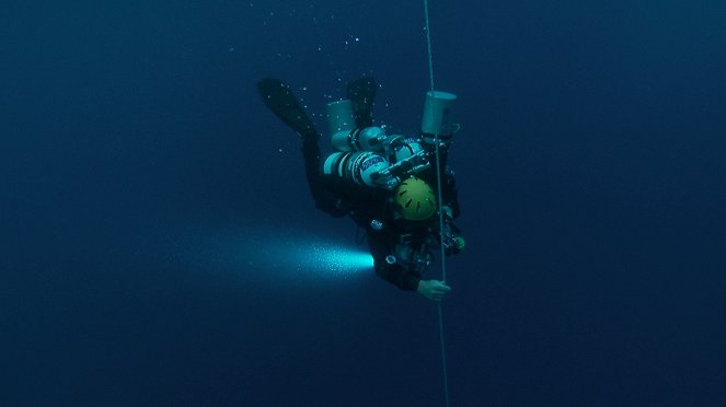 330 metrů pod hladinou moře - Z filmu